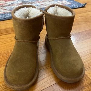 Koolaburra by Ugg Kids boots.